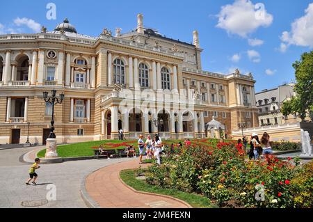 Odesa, Ukraine. Juli 22. 2021. Opernhaus in Odessa, Gebäude mit Säulen. Historische Architektur, Veranda für Kutschen, Blumengarten Stockfoto