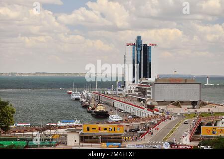 Odessa, Ukraine. 22. Juli 2021 Panoramablick auf das Odesa Hotel und den Leuchtturm im Schwarzen Meer. Hafen mit Schiffen Stockfoto