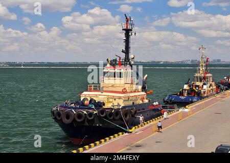 Odessa, Ukraine. 22. Juli 2021. Schiff im Hafen. Kräne entladen Fracht. Schwarzer Boden, gelbes Dach des Schiffs Stockfoto