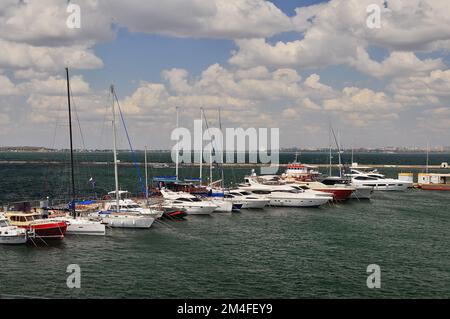 Odessa, Ukraine. 22. Juli 2021. Weiße Yachten in der Bucht des Schwarzen Meeres. Sommerresort Stockfoto