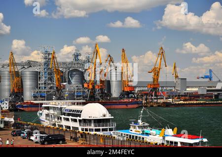 Odessa, Ukraine. 22. Juli 2021. Seehafen mit Kranen und Schiffen, die Exportkorn für den Export beladen. Touristendampfer Stockfoto