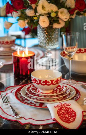 Luxuriöser weihnachtlicher Esstisch mit Kerzen Stockfoto