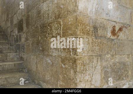 Graffiti der Kreuzfahrer, eingraviert in die Treppe zur Kapelle der Heiligen Helena. Kirche des Heiligen Grabes. Jerusalem, Israel Stockfoto