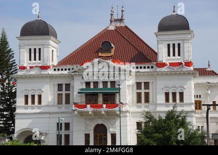 Yogyakarta, Zentraljava, Indonesien - 24. April 2022 : Bank Indonesia Heritage Building in Malioboro, Yogyakarta. Die Bank Indonesia gehört zu den Indon Stockfoto