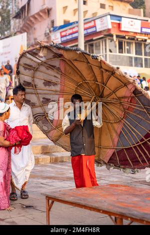 Varanasi, Indien - 2022. November: Touristen führen Rituale zusammen mit Brahminern im Dashwamedh ghat in varanasi am Wintermorgen durch. Stockfoto