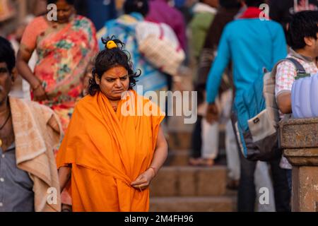 Varanasi, Indien - 2022. November: Touristen führen Rituale zusammen mit Brahminern im Dashwamedh ghat in varanasi am Wintermorgen durch. Stockfoto