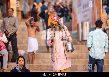 Varanasi, Indien - 2022. November: Touristen führen Rituale zusammen mit Brahminern im Dashwamedh ghat in varanasi am Wintermorgen durch. Stockfoto