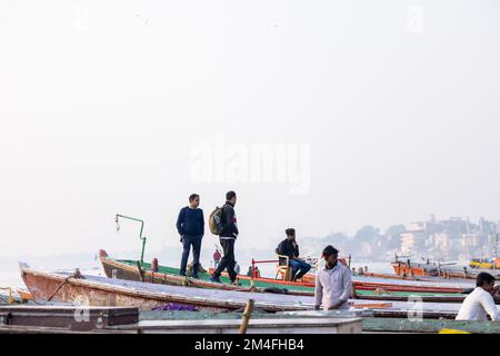 Varanasi, Indien - 2022. November: Touristen führen Rituale zusammen mit Brahminern im Dashwamedh ghat in varanasi am Wintermorgen durch. Stockfoto