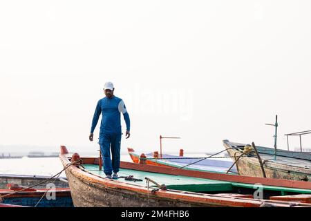 Varanasi, Indien - 2022. November: Touristen führen Rituale zusammen mit Brahminern im Dashwamedh ghat in varanasi am Wintermorgen durch. Stockfoto