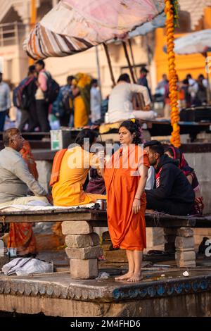 Varanasi, Indien - 2022. November: Touristen führen Rituale zusammen mit Brahminern im Dashwamedh ghat in varanasi am Wintermorgen durch. Stockfoto
