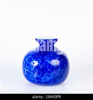Blaue Glasvase isoliert auf weiß Stockfoto