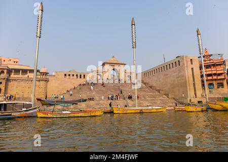 Varanasi, Uttar Pradesh, Indien - 2022. November: Historische Stadt Varanasi mit antiken Tempeln und Gebäuden, Architektur entlang der Ganges. Stockfoto