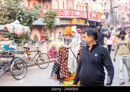 Varanasi, Indien - 2022. November: Touristen führen Rituale zusammen mit Brahminern im Dashwamedh ghat in varanasi am Wintermorgen durch. Stockfoto