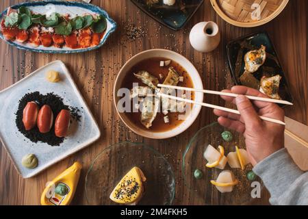 Gemischtes japanisches Essen. Berühmte asiatische Gerichte auf dem Tisch. Draufsicht. Das Konzept eines japanischen Restaurants. Bankett im asiatischen Stil Stockfoto
