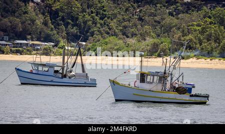Zwei Fischerboote, die am 21. Dezember 2022 in Patonga Beach, New South Wales, Australien, vor Anker liegen Stockfoto