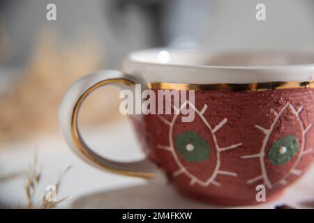 Luxuriöse handgefertigte Kaffeetasse aus Keramik mit Morgenlicht Stockfoto