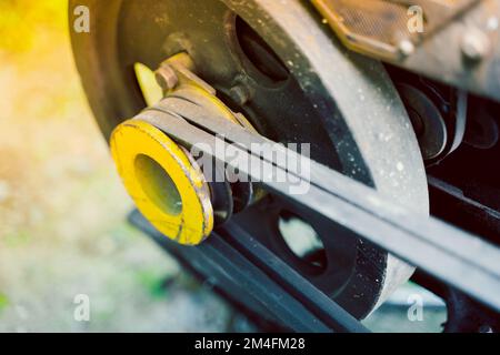 Hinter der Traktorrolle mit zwei Riemen in Nahaufnahme. Traktor für die Landwirtschaft, Landmaschinen Stockfoto