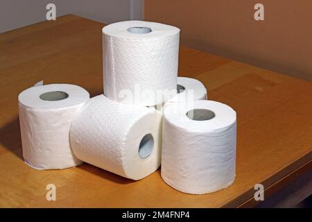 Mehrere Toilettenpapierrollen oder Toilettenpapierrollen auf einem Tisch. Stockfoto