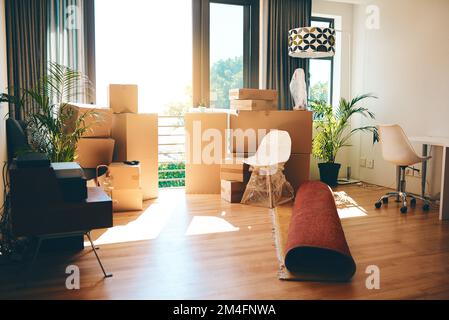 Hallo neues Zuhause. Ein leeres Zimmer in einem Haus am Umzugstag. Stockfoto