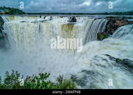 Das größte Wasserfallsystem der Erde, Iguazu, aus einem Hubschrauber Stockfoto