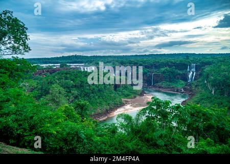 Das größte Wasserfallsystem der Erde, Iguazu, aus einem Hubschrauber Stockfoto