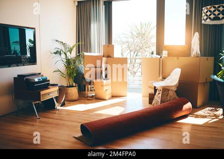 Einen Ort, wo man Zuhause anrufen kann. Ein leeres Zimmer in einem Haus am Umzugstag. Stockfoto