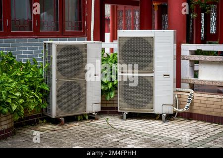 Nahaufnahme der Außeneinheit einer handelsüblichen Hochleistungs-Klimaanlage Stockfoto