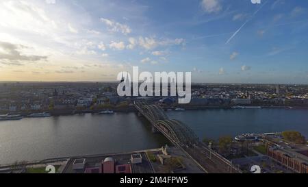 Blick auf die Hohenzollerbrücke, den Rhein und den Eingang zum Kölner HBF-Bahnhof, Köln, Deutschland Stockfoto