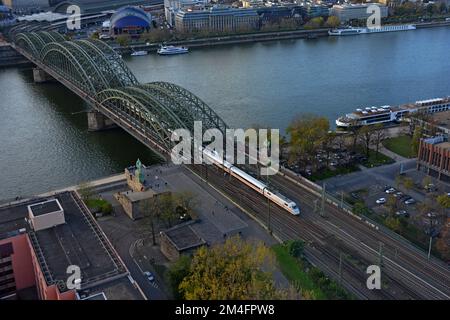 Die Hohenzollerbrücke, der Rhein und die ICE-Bahn Deustche vom Kölner HBF-Bahnhof, Köln, Deutschland, aus der Vogelperspektive Stockfoto