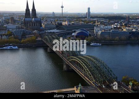 Blick auf die Hohenzollerbrücke, den Rhein und den Eingang zum Kölner HBF-Bahnhof, Köln, Deutschland Stockfoto