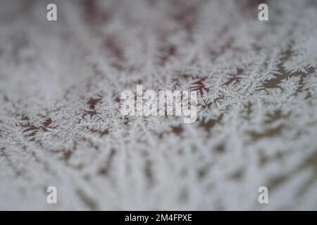 Ein abstrakter Blick auf Fensterfrost, Farnfrost, Eisblumen Stockfoto