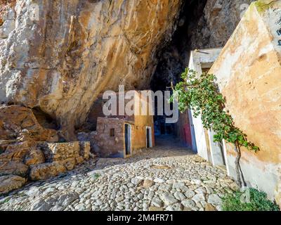 Freiluftmuseum in den Scurati-Höhlen oder „Grotta Mangiapane“, eine antike Siedlung, die seit dem Oberpaläolithikum bewohnt wurde und Kunsthandwerkstraditionen und ländliches Leben in Sizilien zeigt - Custonaci, Sizilien, Italien Stockfoto