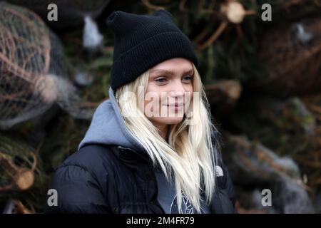 Krakau, Polen - 19. Dezember 2021: Margaret während der Verteilung von Weihnachtsbäumen am Szczepanski-Platz in Krakau Stockfoto