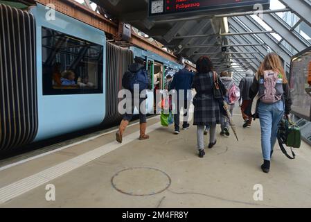 Die ungewöhnliche hängende Einschienenbahn als Schwebebahn in Wuppertal, Westdeutschland Stockfoto