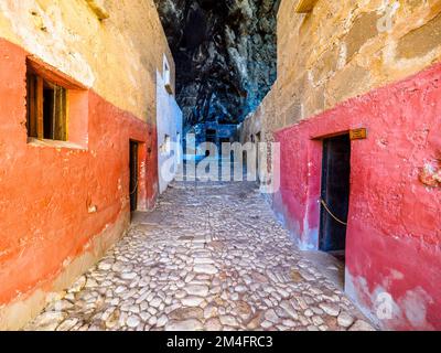 Freiluftmuseum in den Scurati-Höhlen oder „Grotta Mangiapane“, eine antike Siedlung, die seit dem Oberpaläolithikum bewohnt wurde und Kunsthandwerkstraditionen und ländliches Leben in Sizilien zeigt - Custonaci, Sizilien, Italien Stockfoto