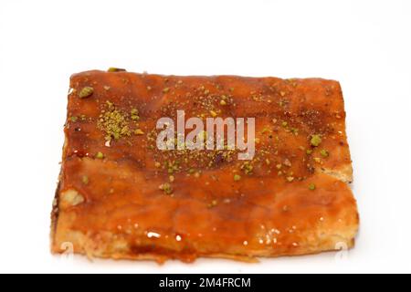 Apfelkuchen gefüllt mit cremigem Apfel, Zimt und süßem Honigsirup und garniert mit Pistazien, köstlicher süßer gebackener Apfelkuchen, fertig Stockfoto