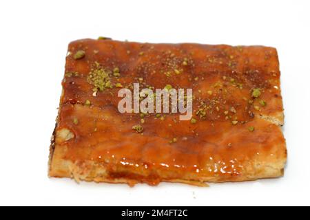 Apfelkuchen gefüllt mit cremigem Apfel, Zimt und süßem Honigsirup und garniert mit Pistazien, köstlicher süßer gebackener Apfelkuchen, fertig Stockfoto