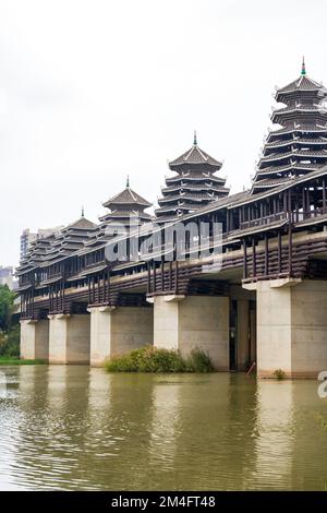 Nahaufnahme der Wind- und Regenbrücke, ein traditionelles Holzgebäude in Guangxi Stockfoto