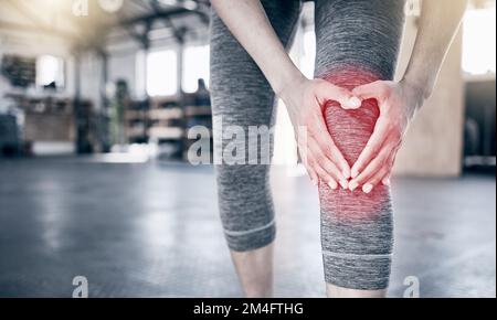 Fitness, Sport und Verletzung, Frau mit Knieschmerzen beim Fitnesstraining. Übung, Schmerzen und Mädchen mit Hand auf Bein für Muskelmassage, Physiotherapie für Stockfoto