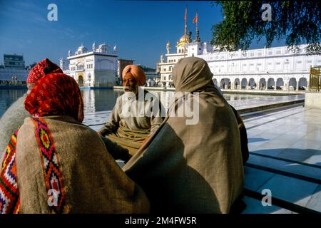 Sikh - pilger Mantras vor Golden Temple Stockfoto