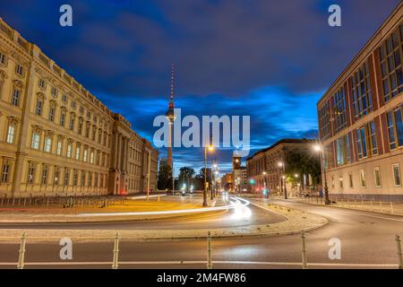 Der wunderschöne wiederaufgebaute Stadtpalast und der berühmte Fernsehturm in Berlin bei Sonnenaufgang Stockfoto