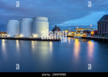 Lagertanks und Teil des Berliner Hafens bei Nacht Stockfoto