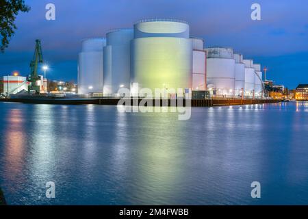 Lagertanks für Rohöl bei Nacht, gesehen in Berlin Stockfoto