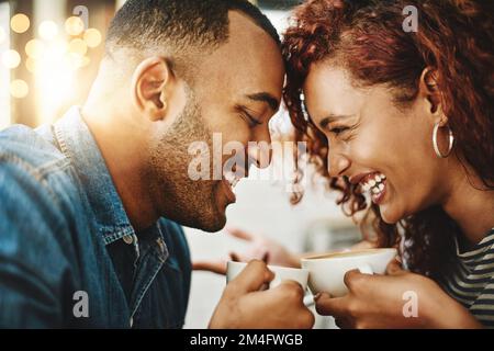 Füreinander geschaffen. Ein liebevolles junges Paar, das sein Date im Café genießt. Stockfoto