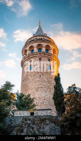 Ein vertikales Bild des Galataturms in Istanbul, Türkei Stockfoto