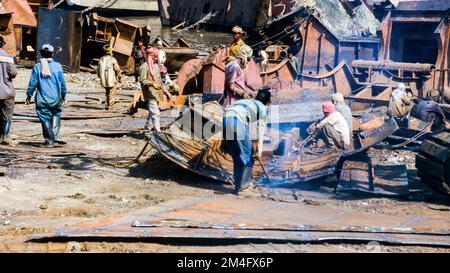 Alang ist die größte shipbreaking-Platz auf der Erde. Arbeitskräfte aus den armen Regionen in Indien arbeiten unter schrecklichen Bedingungen. Stockfoto