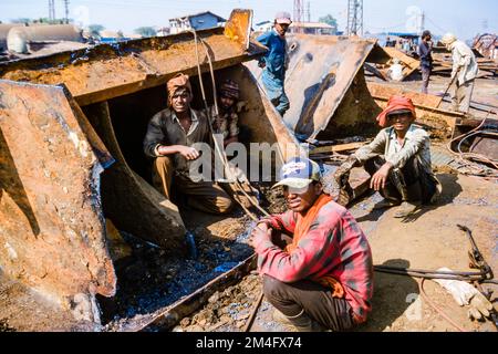 Alang ist die größte shipbreaking-Platz auf der Erde. Arbeitskräfte aus den armen Regionen in Indien arbeiten unter schrecklichen Bedingungen. Stockfoto