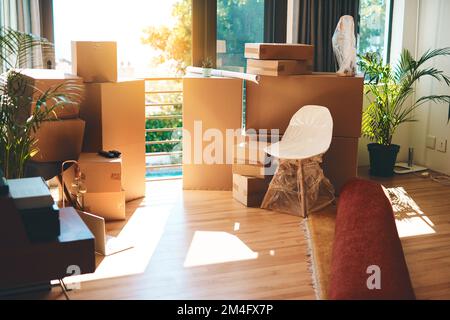 Manchmal braucht man nur einen Neuanfang. Ein leeres Zimmer in einem Haus am Umzugstag. Stockfoto