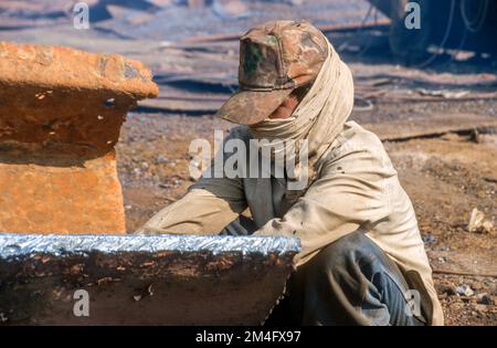 Alang ist die größte shipbreaking-Platz auf der Erde. Arbeitskräfte aus den armen Regionen in Indien arbeiten unter schrecklichen Bedingungen. Stockfoto