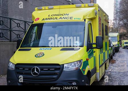 London, Großbritannien. 20.. Dezember 2022. Vor der Waterloo Ambulance Station steht ein Krankenwagen des London Ambulance Service. Mehr als 10.000 NHS Ambulanzpersonal von neun NHS Krankenhaus Trusts in England und Wales werden morgen in einem Streit über die Bezahlung gehen. Kredit: SOPA Images Limited/Alamy Live News Stockfoto